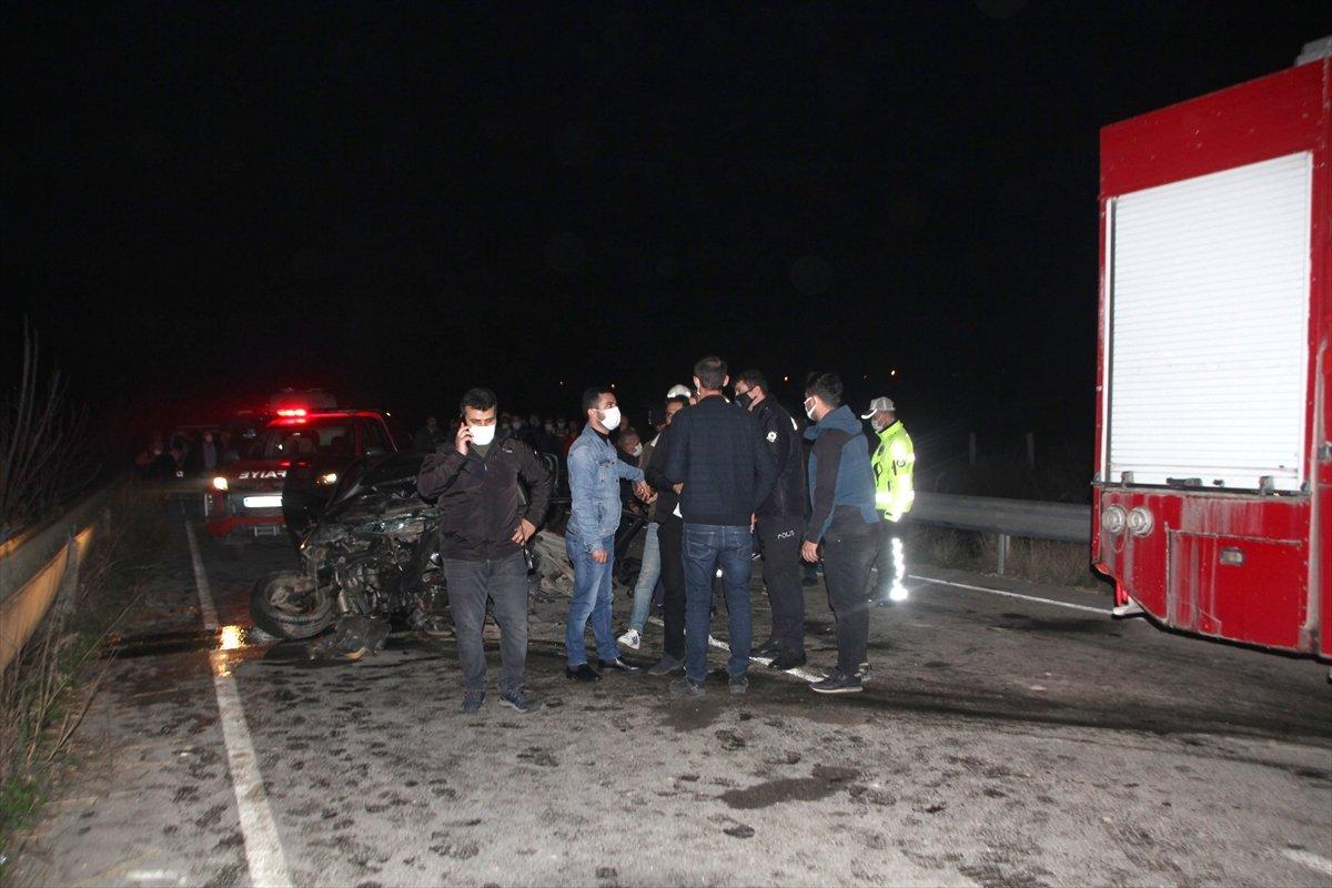 Antalya'da 2 otomobil çarpıştı: 6 ölü