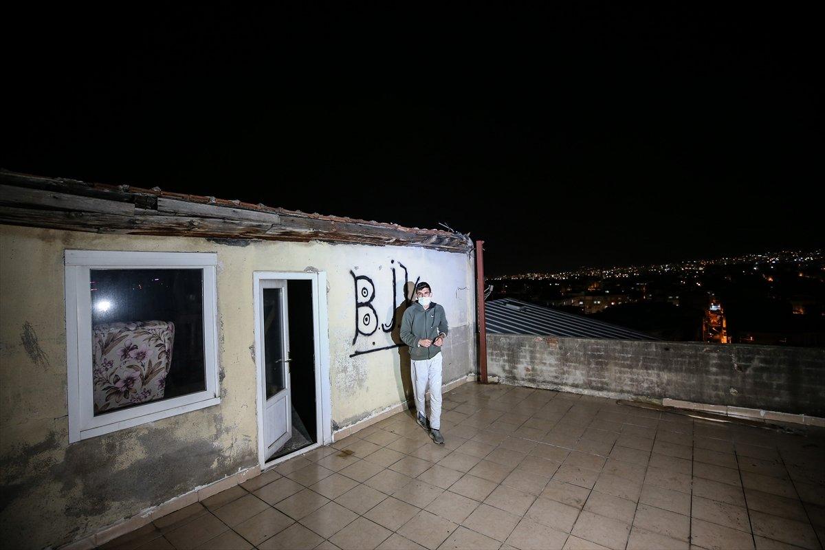 Bursa'da çay içen kişinin üstündeki çatı uçtu