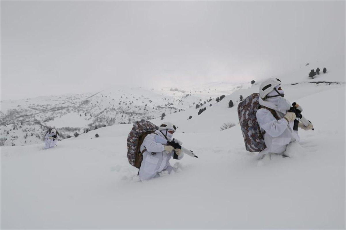 Mehmetçik, 1.5 metre karda teröristlerin izini sürüyor
