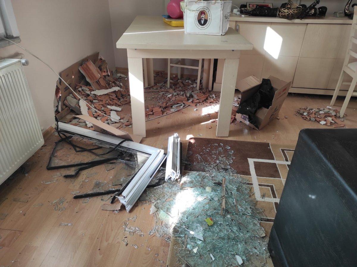 Sultangazi'de üzerine çatı düşen adam yaralandı