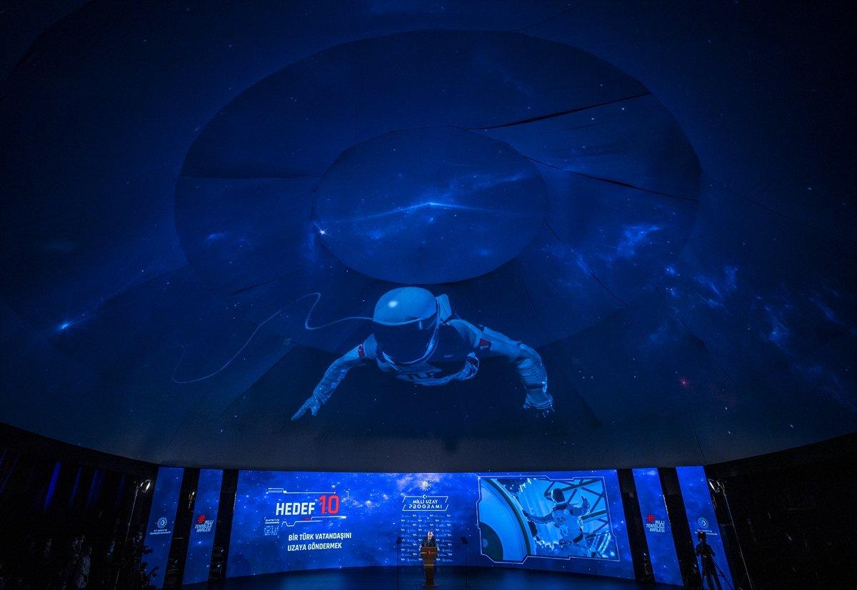 Türkiye'nin gündemi: Bir yanda heykel, bir yanda uzay hedefleri