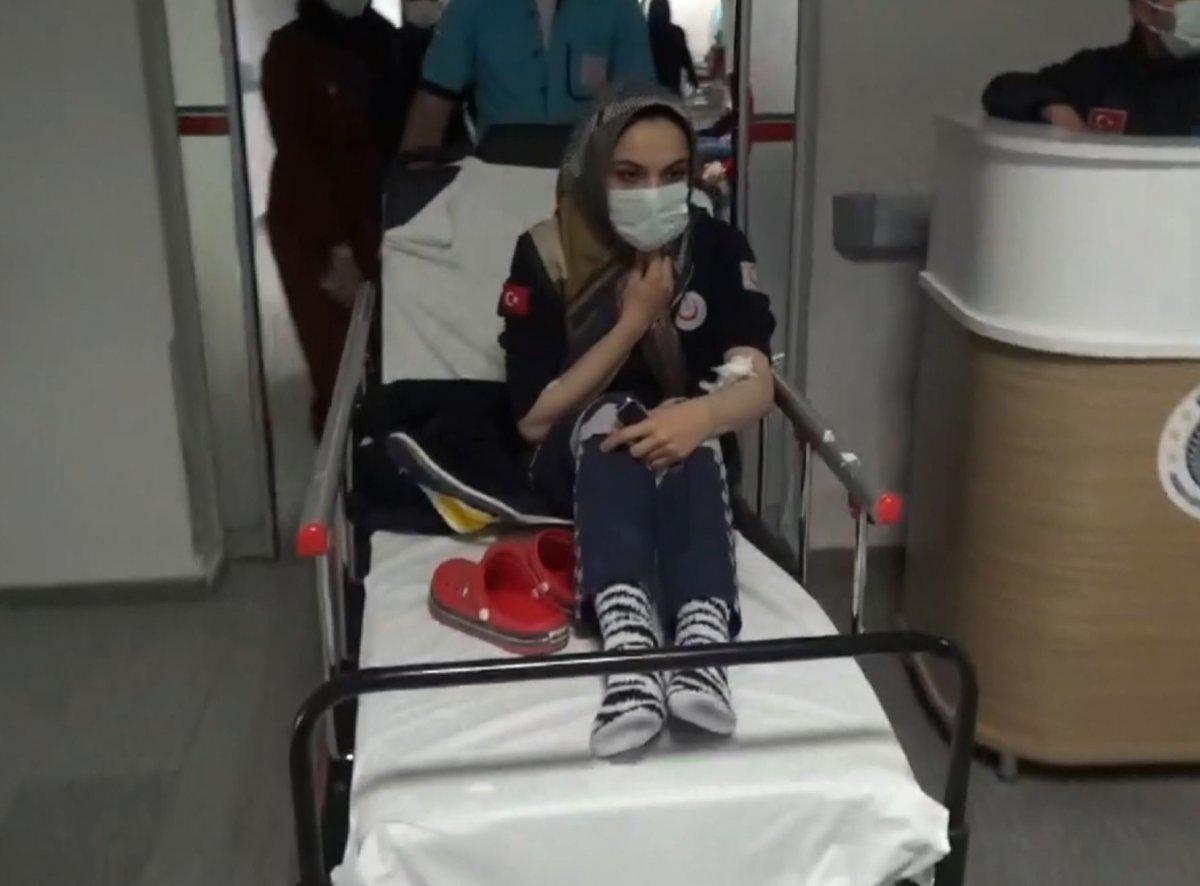 Aksaray'da şerit ihlali yapan otomobil ambulansa çarptı