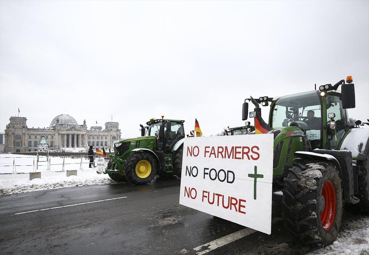 Almanya'da çiftçilerden traktörlü protesto