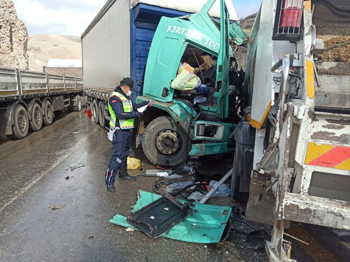Ankara'da tır ile çöp kamyonu çarpıştı: 6 yaralı