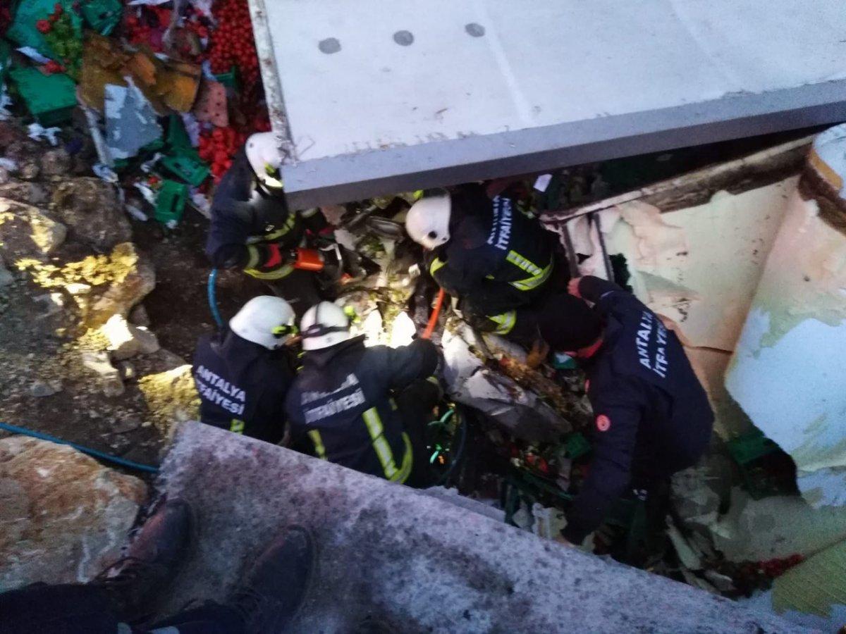 Antalya'da sebze yüklü kamyon devrildi: 1 ölü