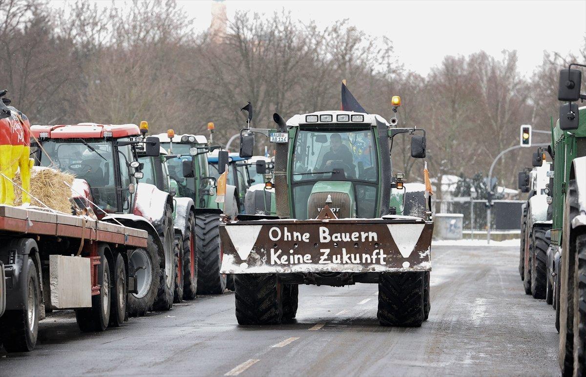 Almanya'da çiftçilerden traktörlü protesto