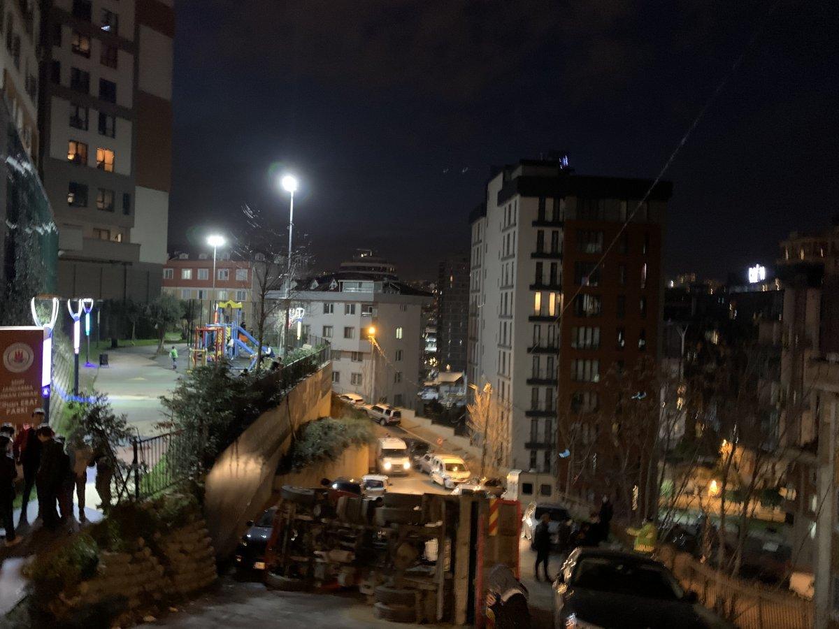 Kağıthane'da inşaata kum döken kamyon devrildi