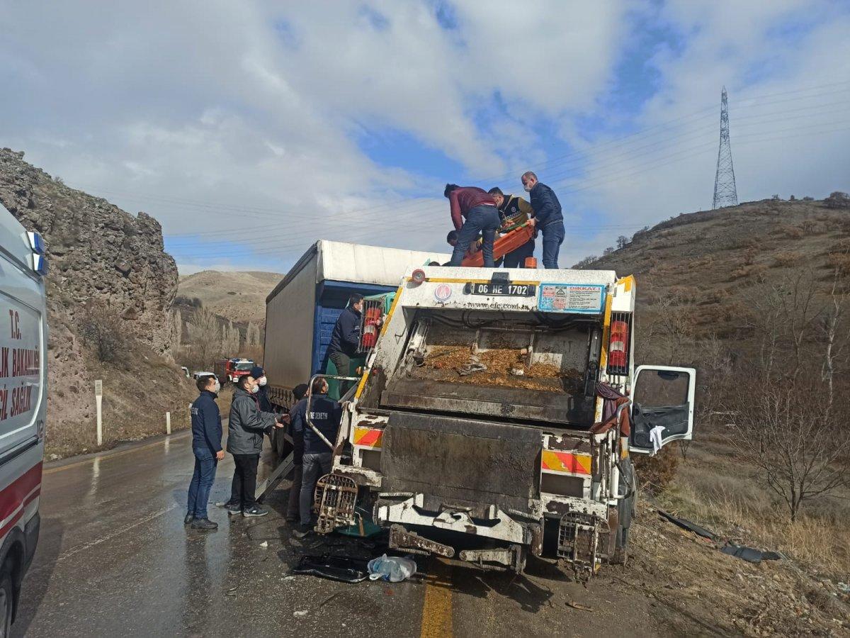Ankara'da tır ile çöp kamyonu çarpıştı: 6 yaralı