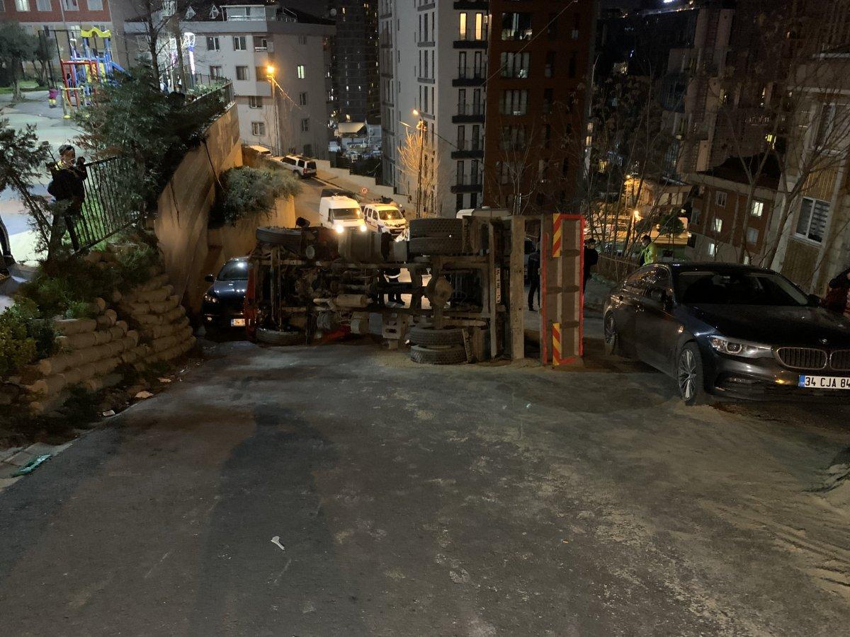 Kağıthane'da inşaata kum döken kamyon devrildi