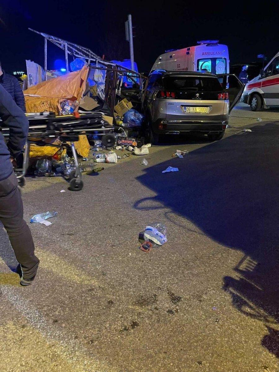 Ankara'da kağıt toplayıcısı araçla otomobil çarpıştı