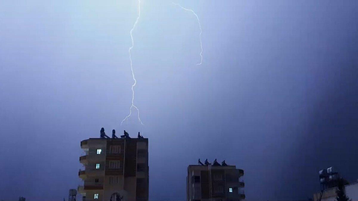 Adıyaman’da şimşekler geceyi aydınlattı