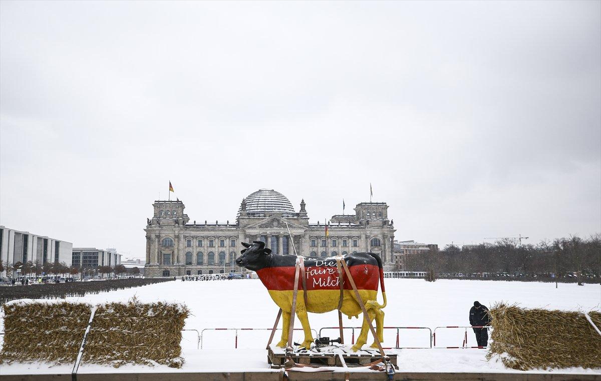 Almanya'da çiftçilerden traktörlü protesto