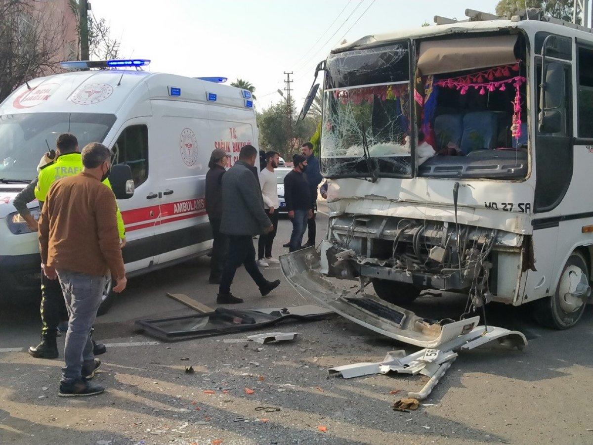 Hatay'da tarım işçilerini taşıyan midibüsler çarpıştı: 6 yaralı