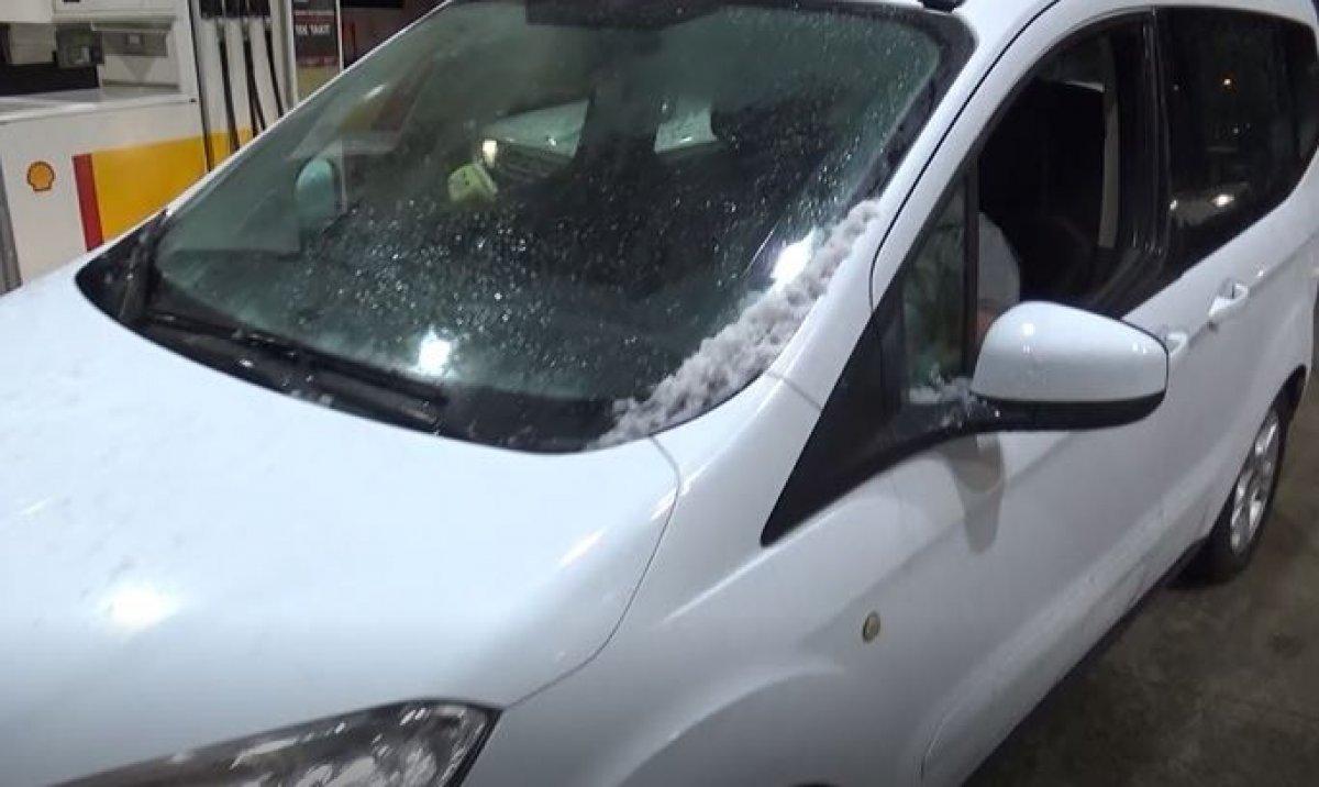 Gaziantep'te aniden başlayan dolu karşı sürücüler, kaçacak yer aradı