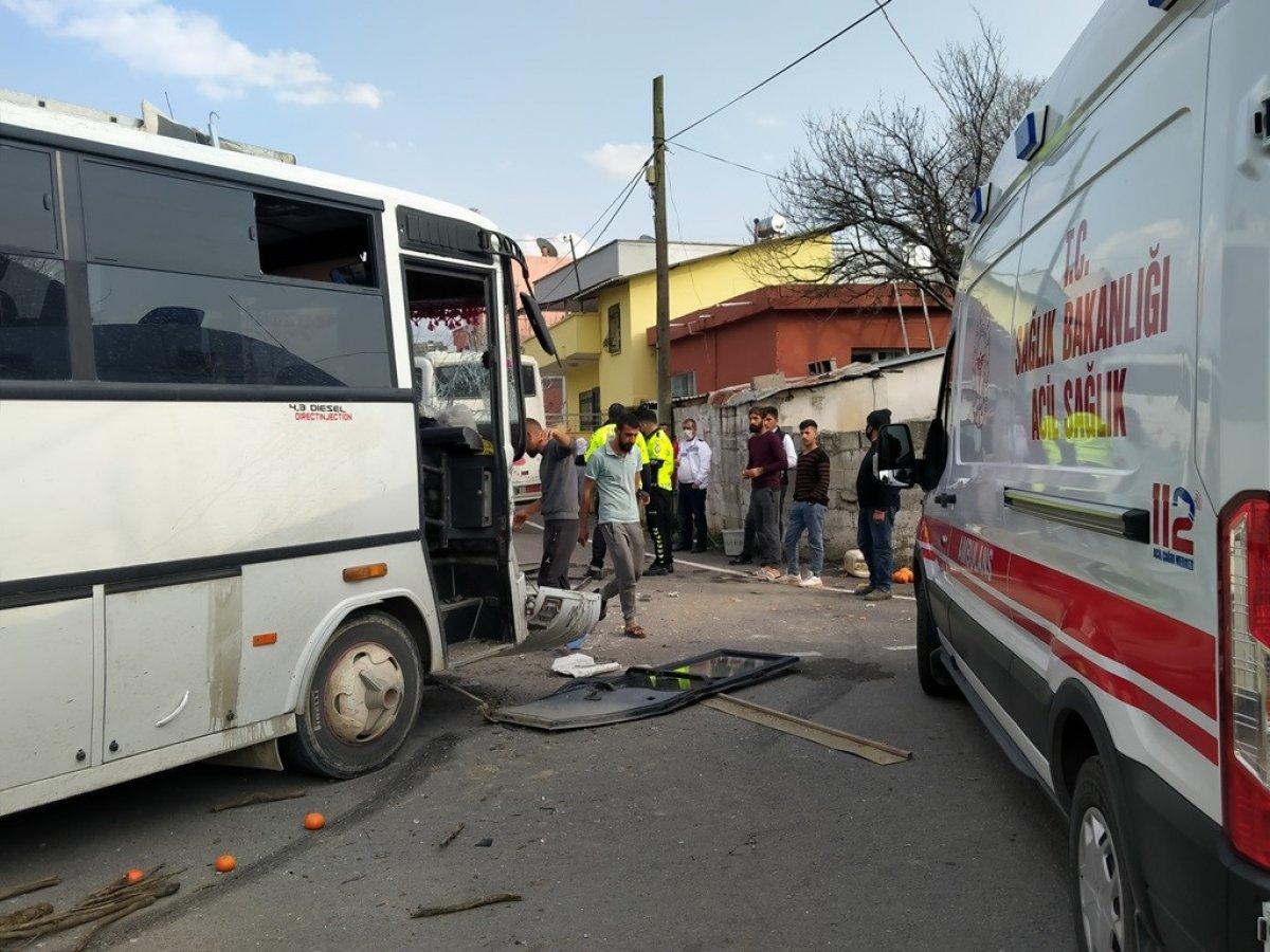 Hatay'da tarım işçilerini taşıyan midibüsler çarpıştı: 6 yaralı