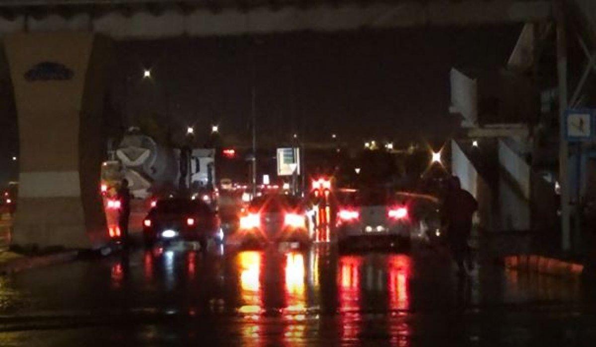 Gaziantep'te aniden başlayan dolu karşı sürücüler, kaçacak yer aradı