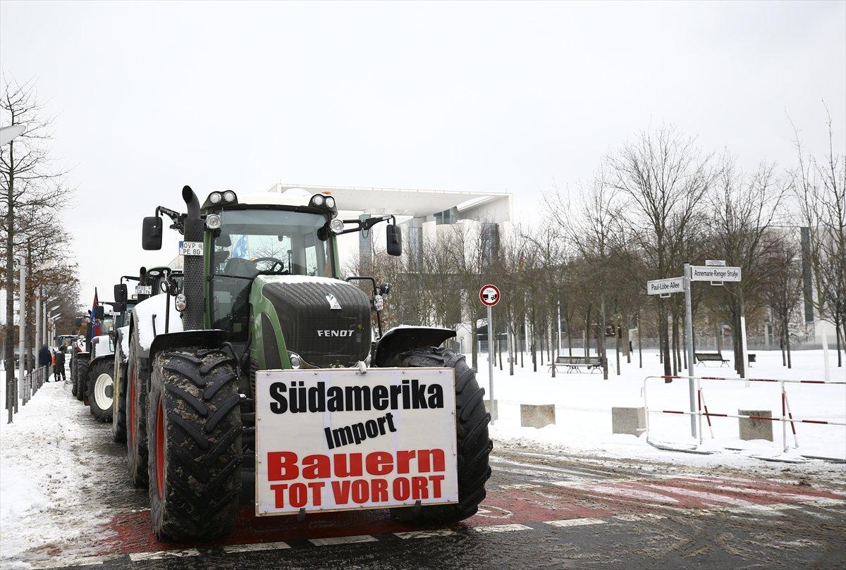 Almanya'da çiftçilerden traktörlü protesto