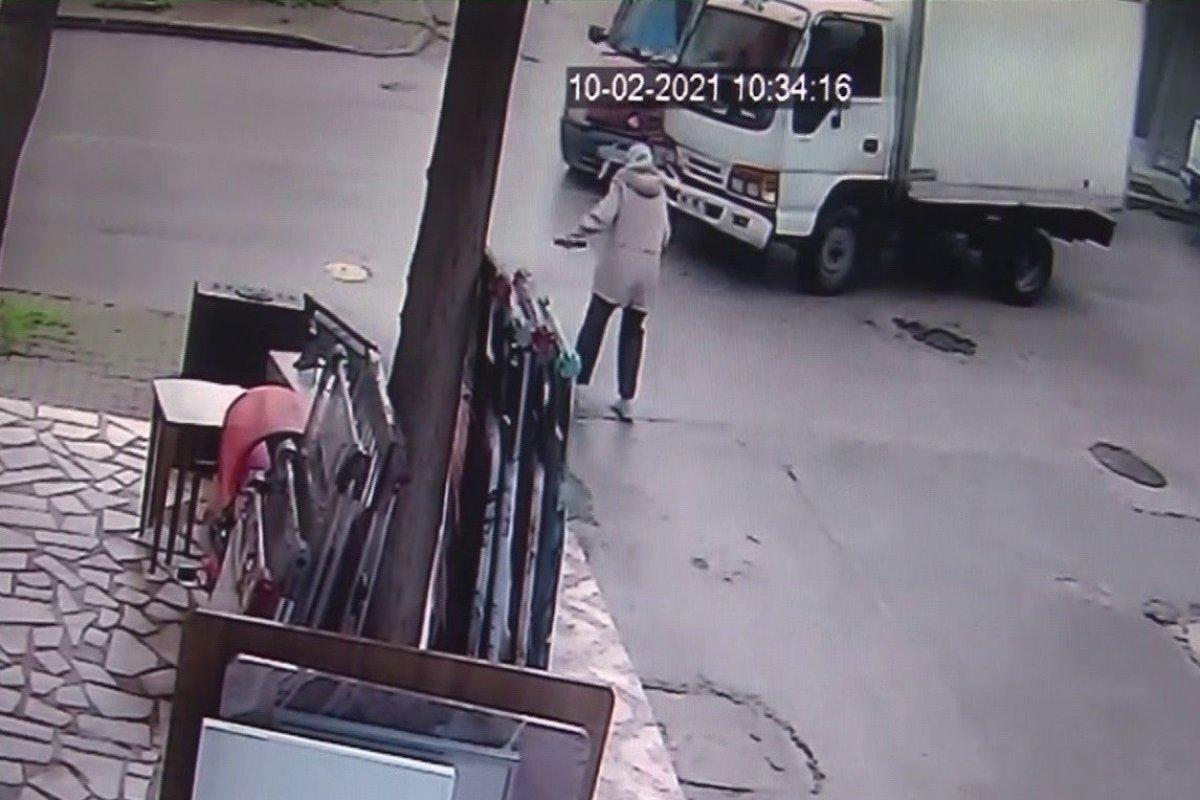 İzmir’de iki aracın altında kalmaktan son anda kurtuldu