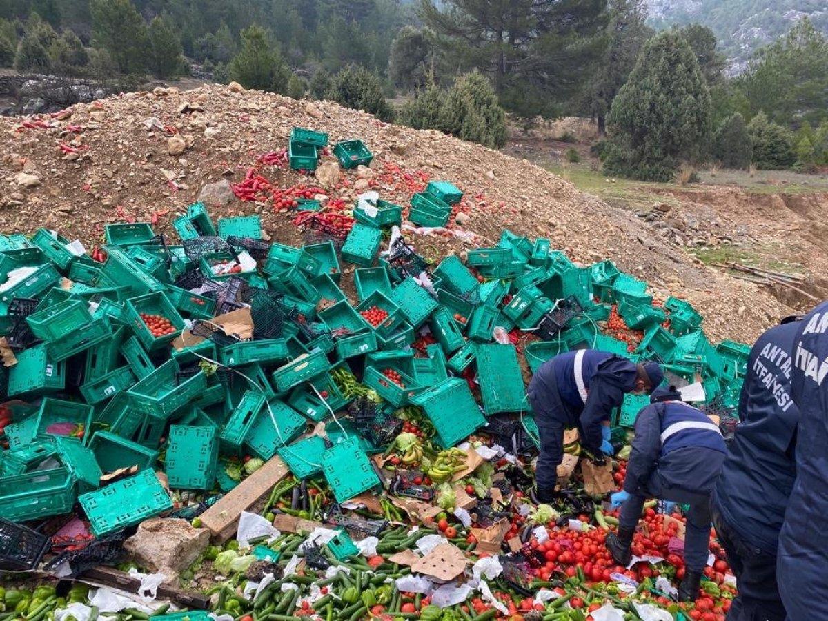 Antalya'da sebze yüklü kamyon devrildi: 1 ölü