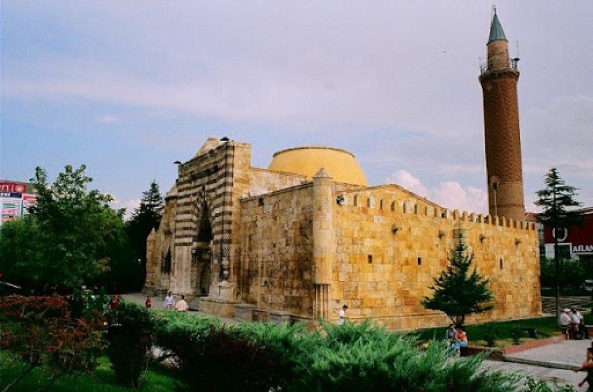 Türk devlet adamı Cacabey kimdir, neler yaptı? Türklerin ilk rasathanesi Cacabey Medresesi nerededir?