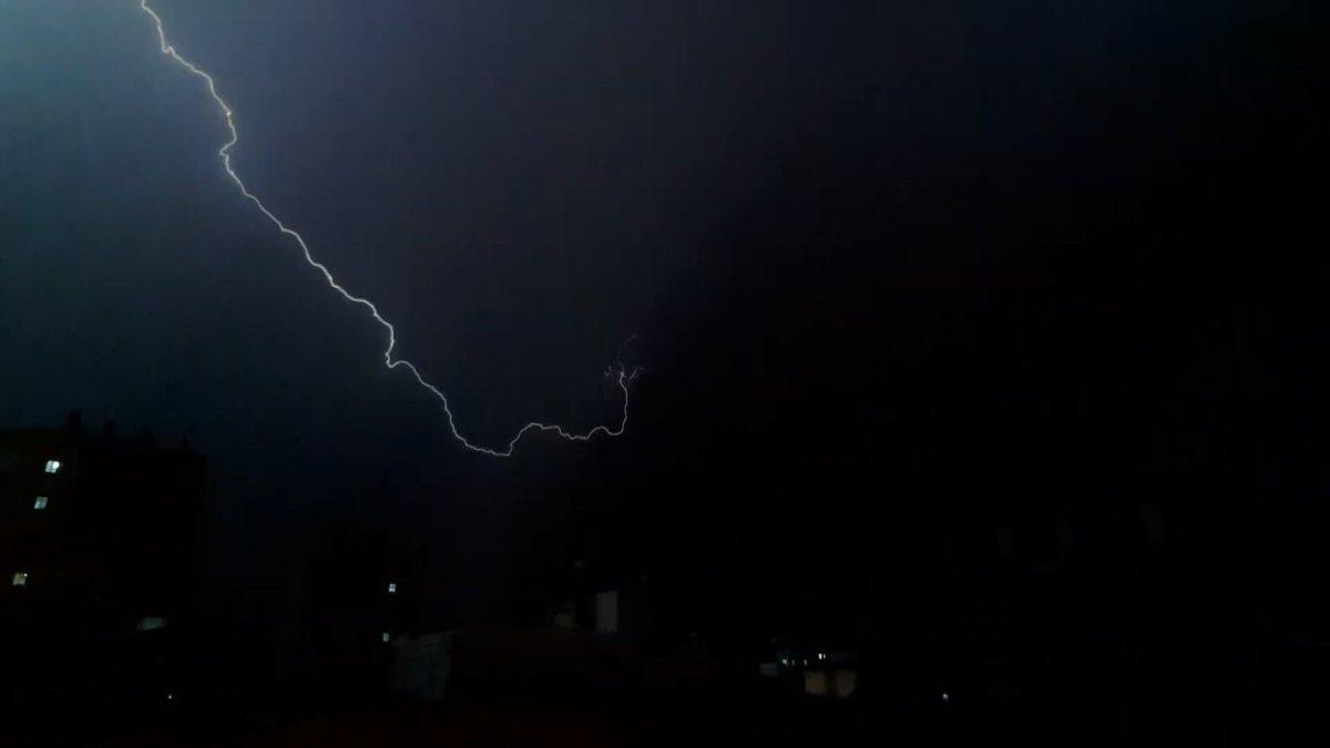 Adıyaman’da şimşekler geceyi aydınlattı