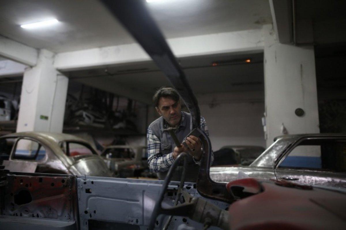 Bursa'da bir kaporta ustası çürümüş araçları ilk günkü haline kavuşturuyor