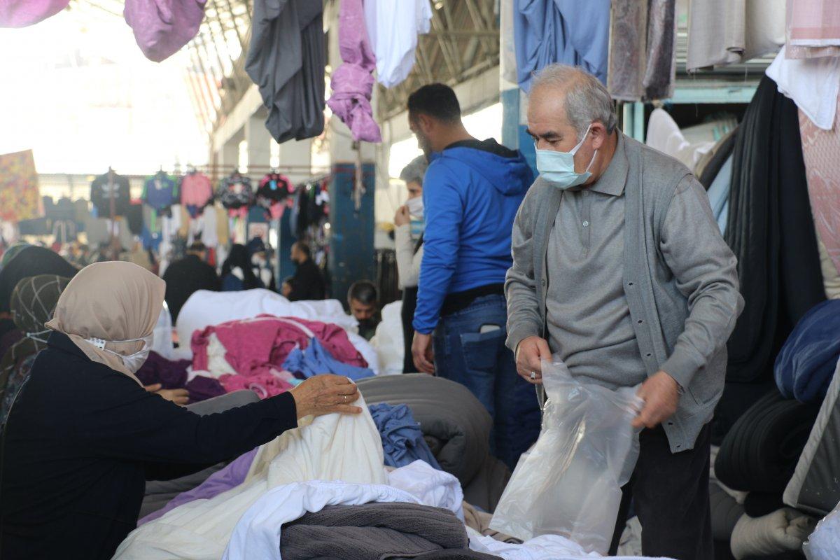 Antalyalılar pazarlara akın etti