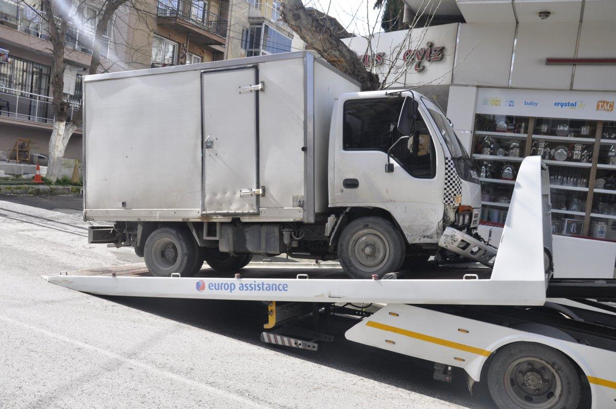 İzmir’de iki aracın altında kalmaktan son anda kurtuldu
