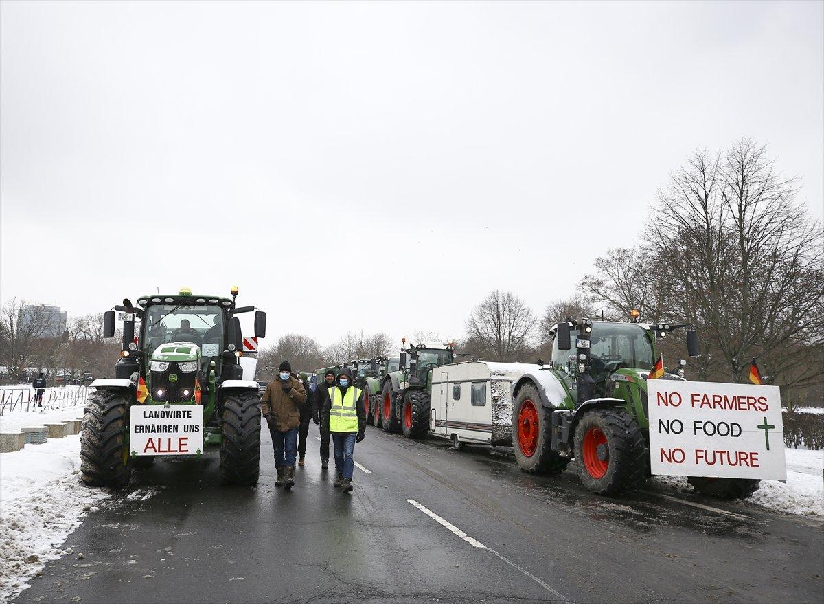 Almanya'da çiftçilerden traktörlü protesto