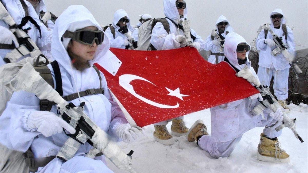 PÖH'ler Doğu Karadeniz'in karla kaplı dağlarını teröristlerden temizliyor