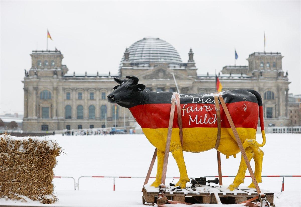 Almanya'da çiftçilerden traktörlü protesto
