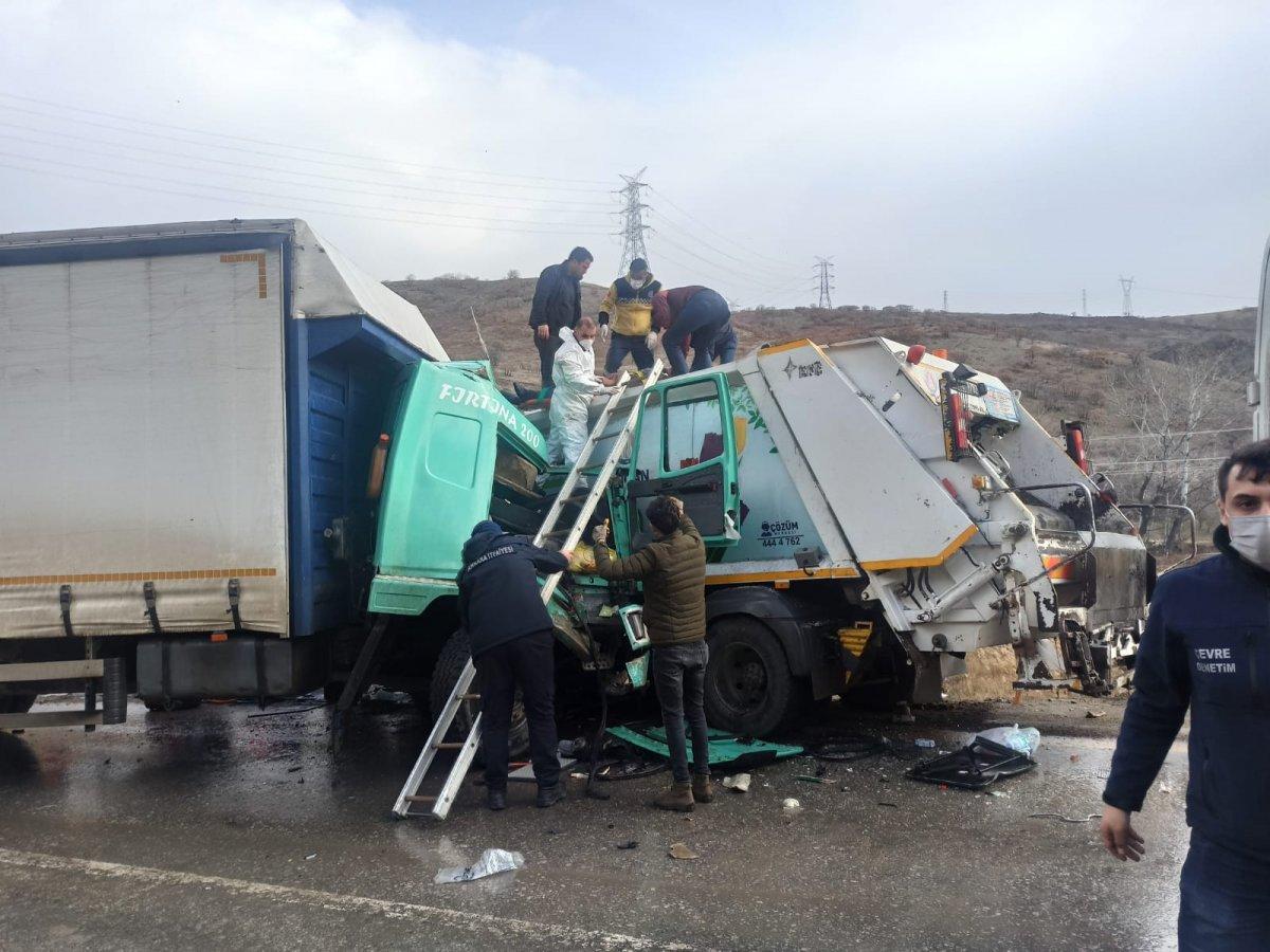 Ankara'da tır ile çöp kamyonu çarpıştı: 6 yaralı