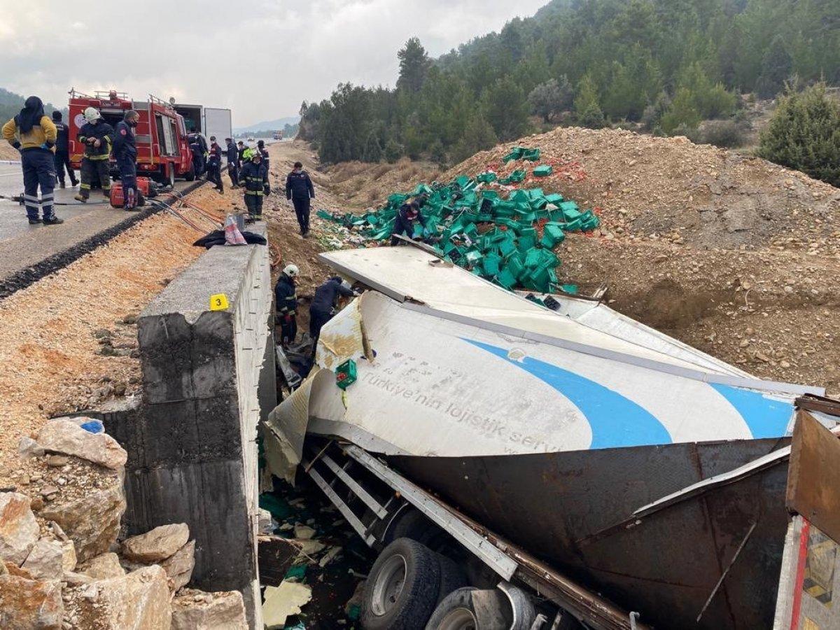 Antalya'da sebze yüklü kamyon devrildi: 1 ölü