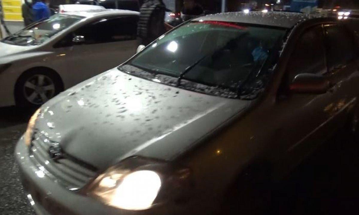 Gaziantep'te aniden başlayan dolu karşı sürücüler, kaçacak yer aradı