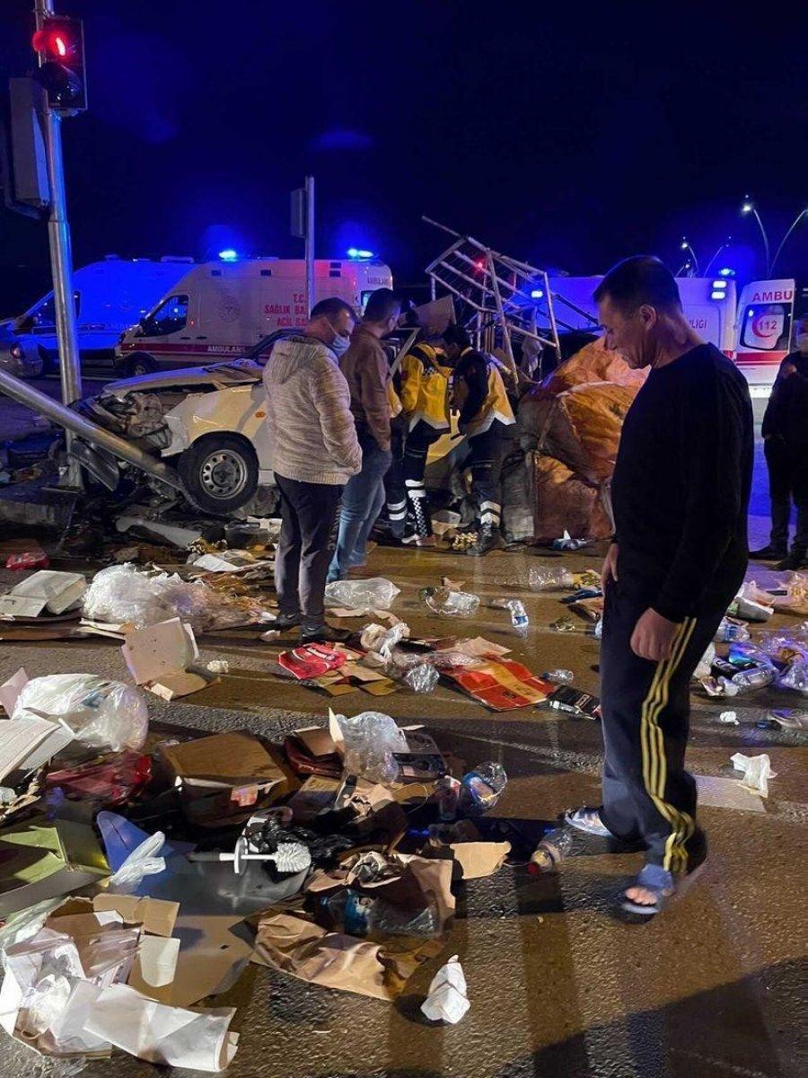 Ankara'da kağıt toplayıcısı araçla otomobil çarpıştı