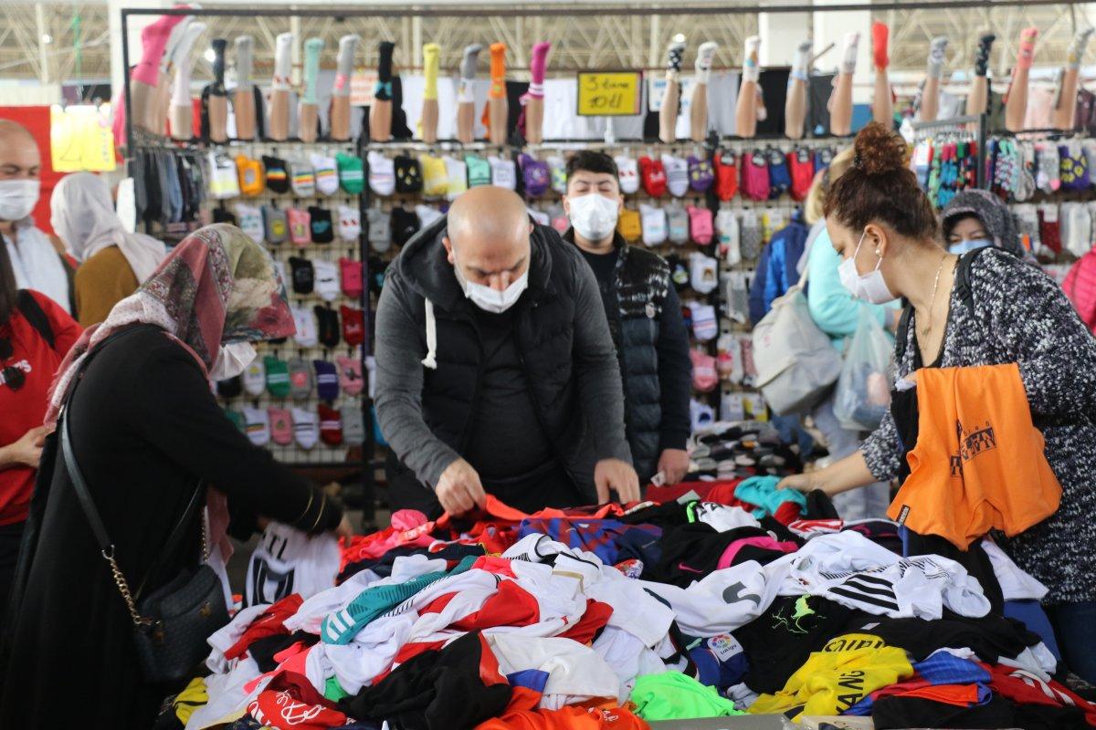 Antalyalılar pazarlara akın etti