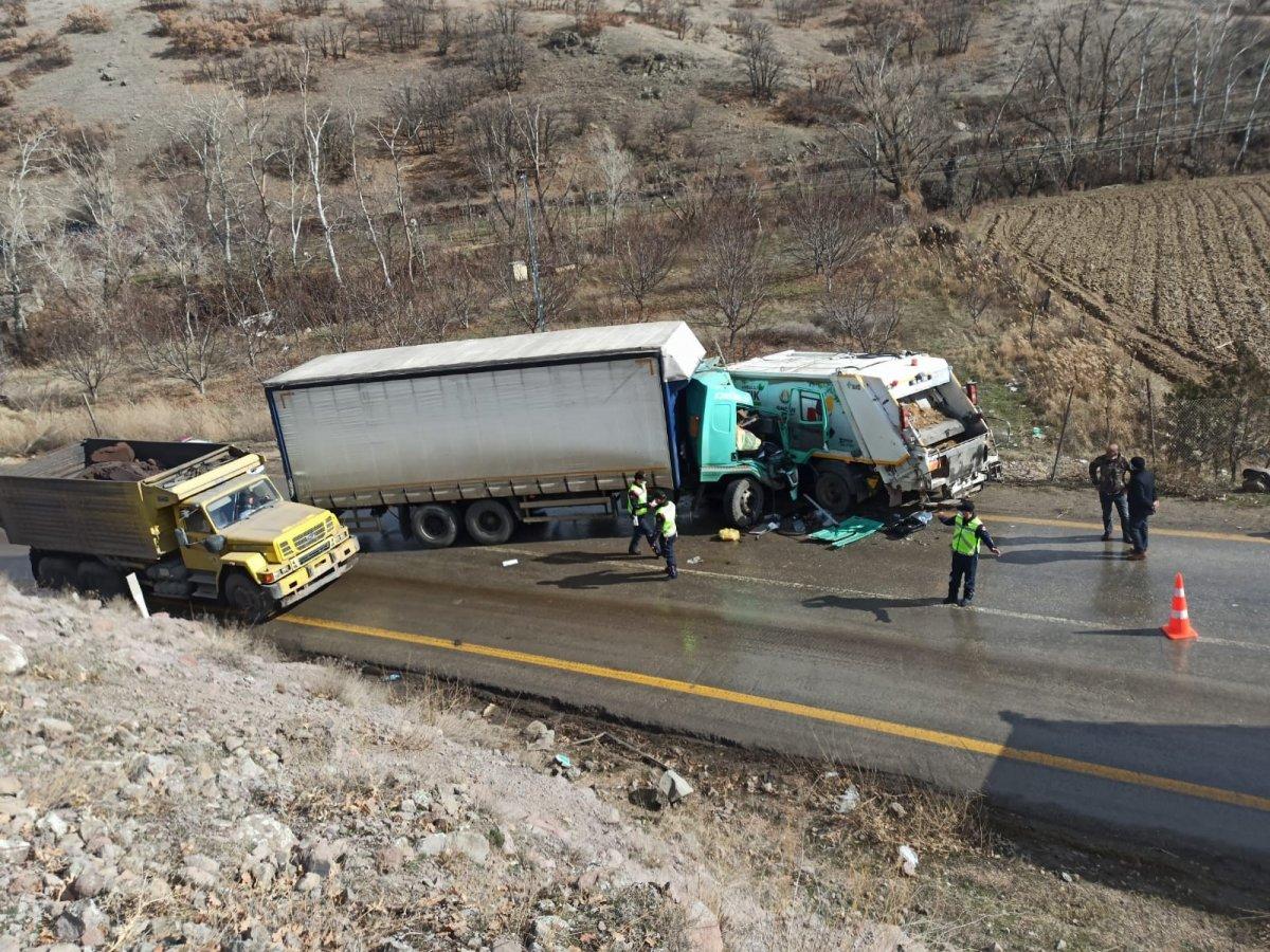 Ankara'da tır ile çöp kamyonu çarpıştı: 6 yaralı