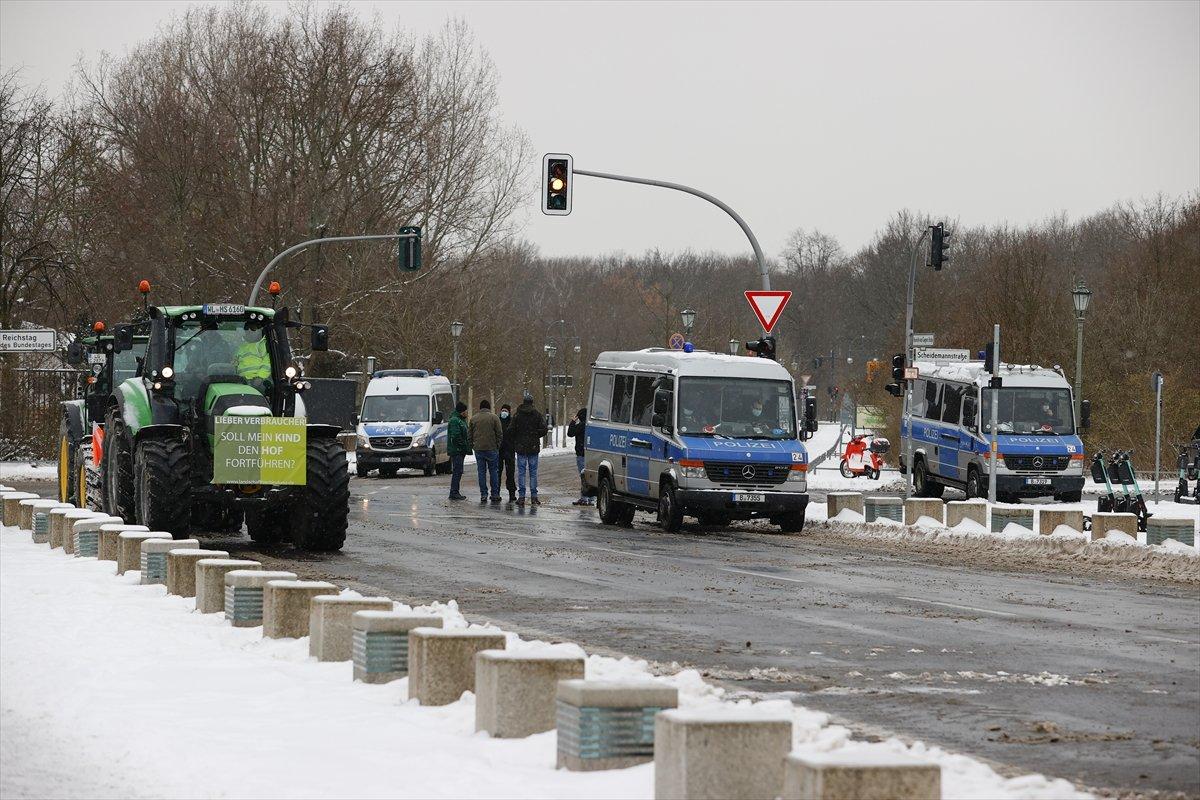 Almanya'da çiftçilerden traktörlü protesto