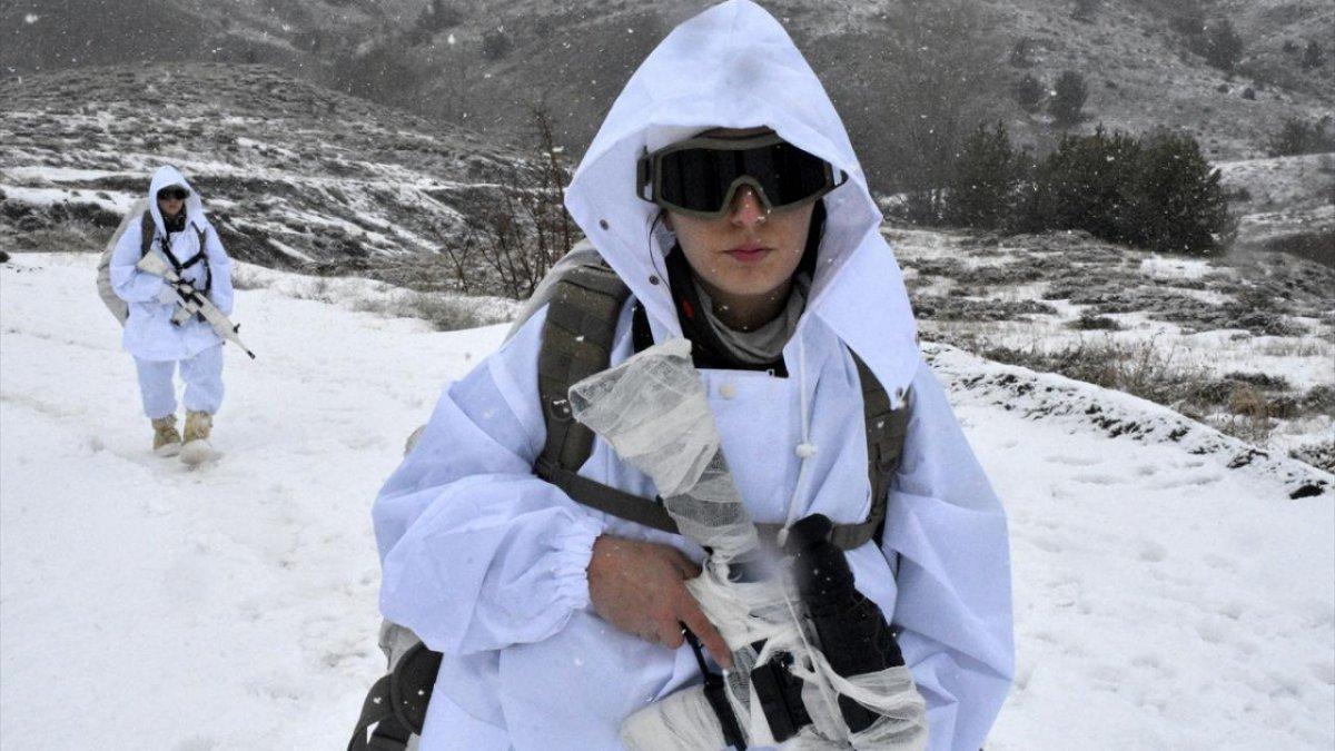 PÖH'ler Doğu Karadeniz'in karla kaplı dağlarını teröristlerden temizliyor
