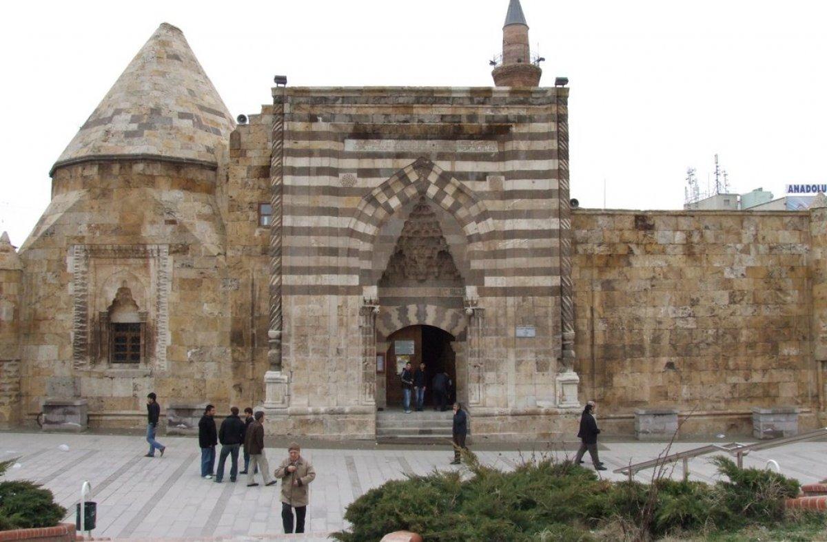 Türk devlet adamı Cacabey kimdir, neler yaptı? Türklerin ilk rasathanesi Cacabey Medresesi nerededir?