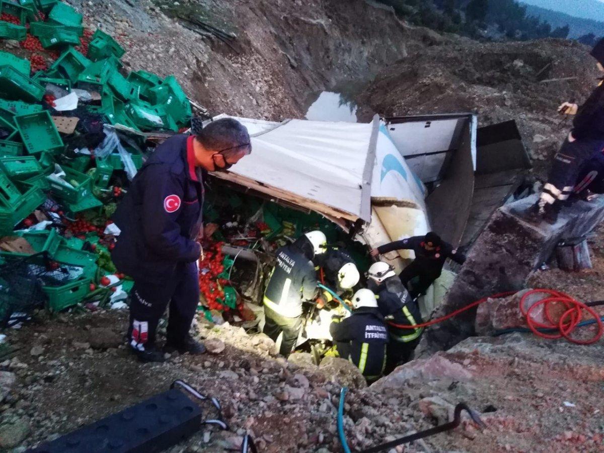 Antalya'da sebze yüklü kamyon devrildi: 1 ölü