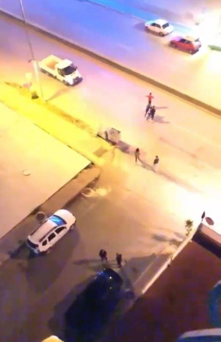 Antalya’da öfkeli grup sopayla park halindeki araçlara saldırdı