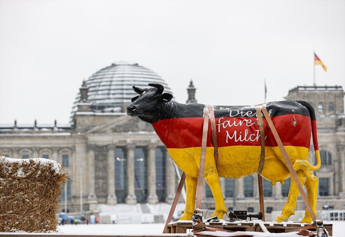 Almanya'da çiftçilerden traktörlü protesto