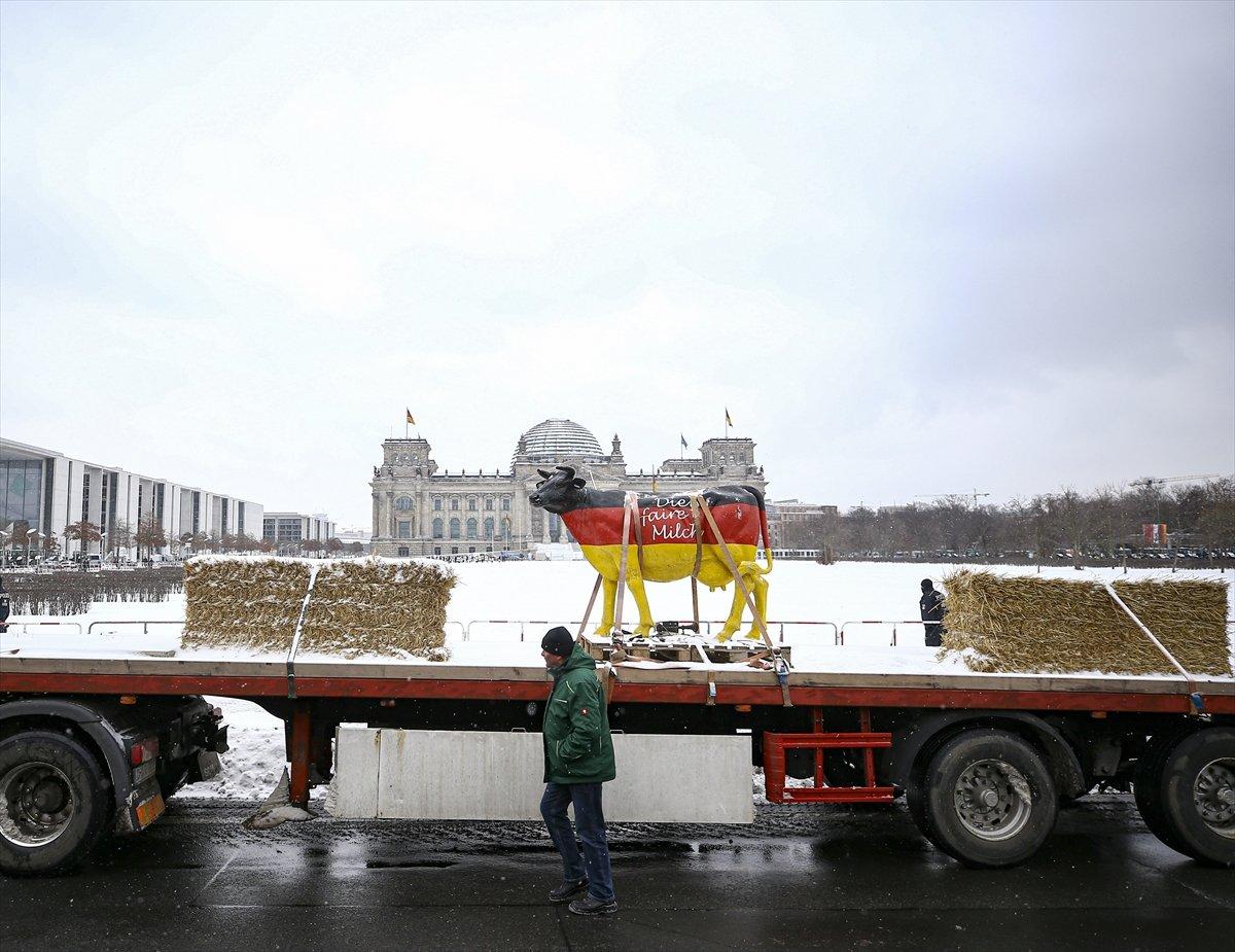 Almanya'da çiftçilerden traktörlü protesto