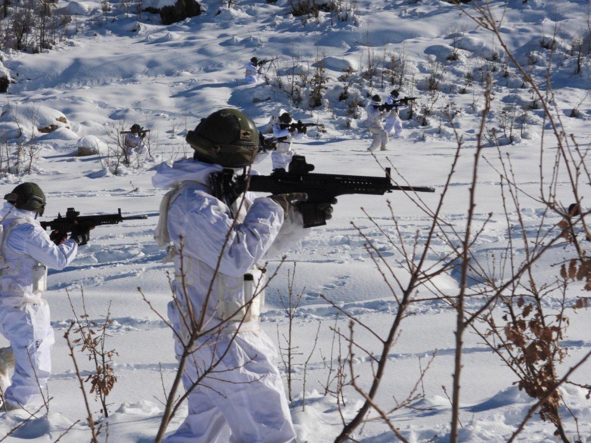 MSB, zorlu kış şartlarında görev yapan askerleri paylaştı