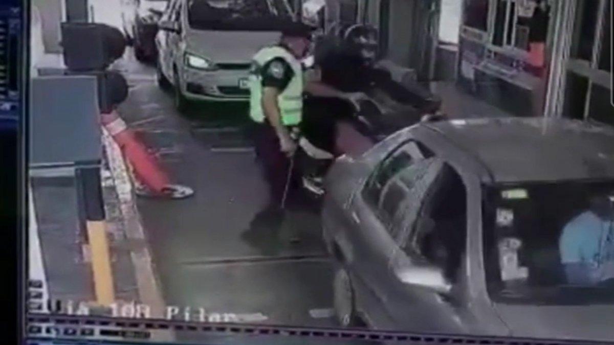 Arjantin’de kaçak geçiş yapmaya çalışan motosikletliye dayak