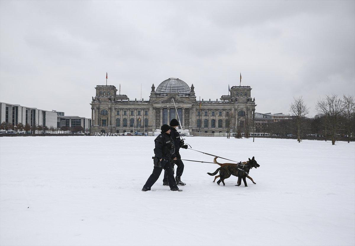 Almanya'da çiftçilerden traktörlü protesto
