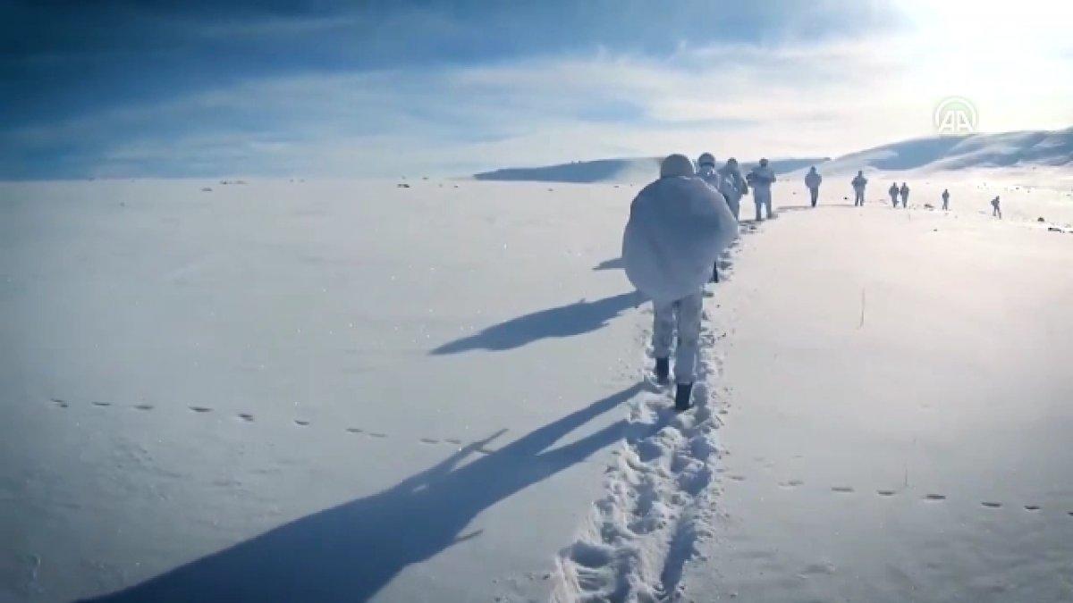Türk Silahlı Kuvvetleri'nin komando marşlı kış tatbikatı