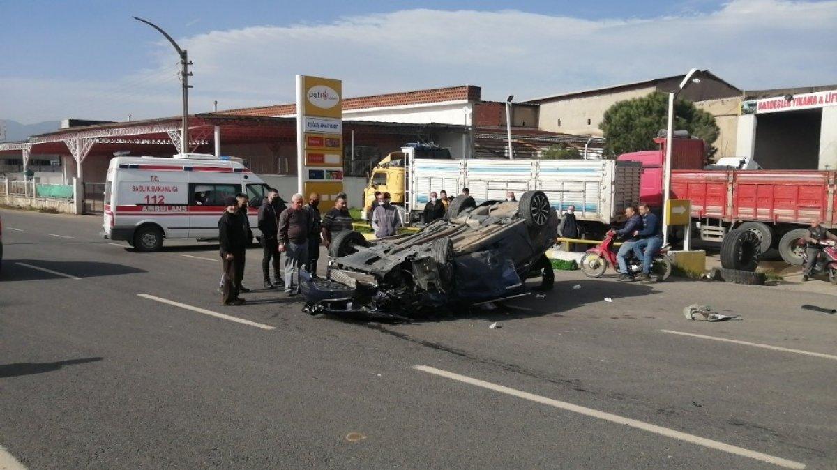 Manisa'da iki otomobil çarpıştı: 2’si ağır 5 yaralı