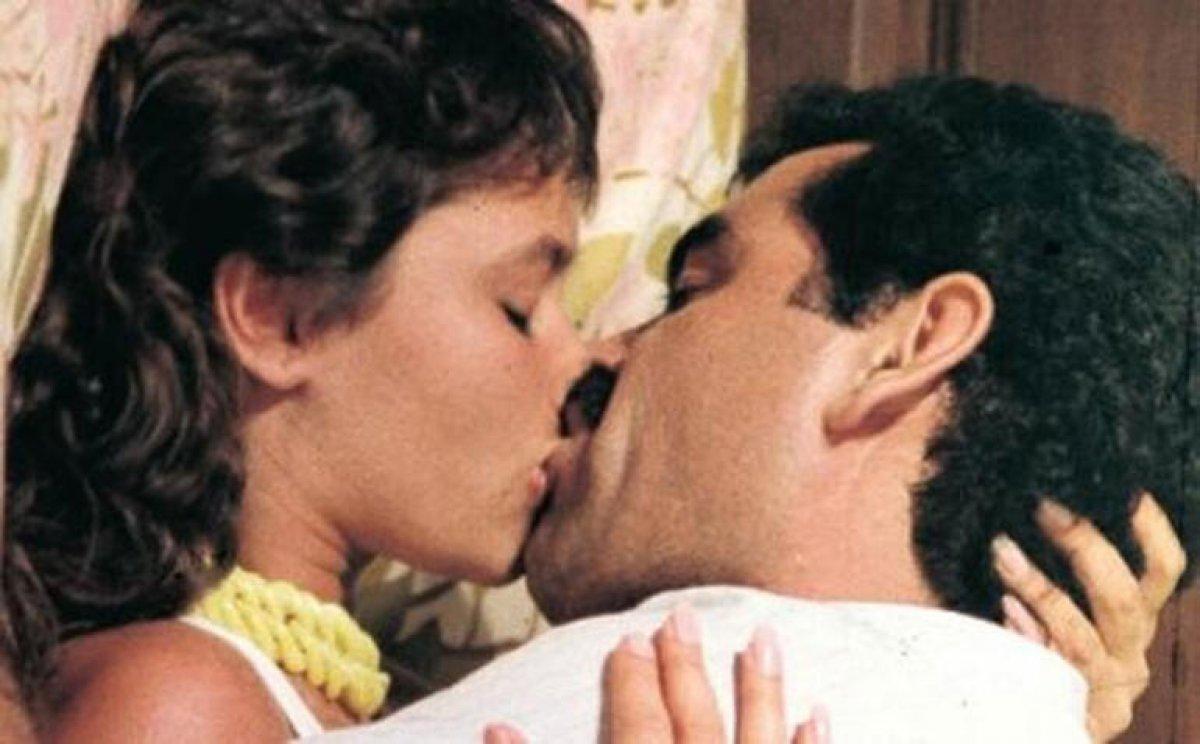 Hülya Avşar, İbrahim Tatlıses'le olan öpüşme sahnesini değerlendirdi